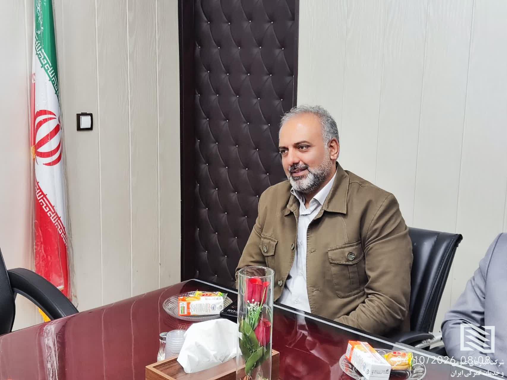 دیدار مدیرعامل شرکت انبارهای عمومی و خدمات گمرکی غرب با فرماندهی کلانتری ۱۷۹ خلیج فارس به مناسبت هفته نیروی انتظامی 4